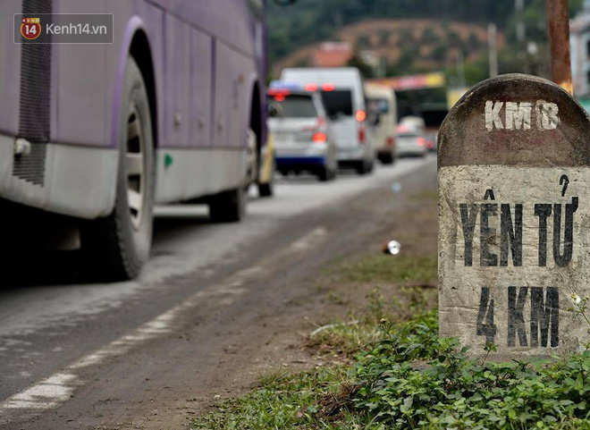 Khai hội Yên Tử, hàng trăm người leo trèo ra khỏi đám đông vì đứng chôn chân 2 tiếng ở đường lên chùa Đồng
